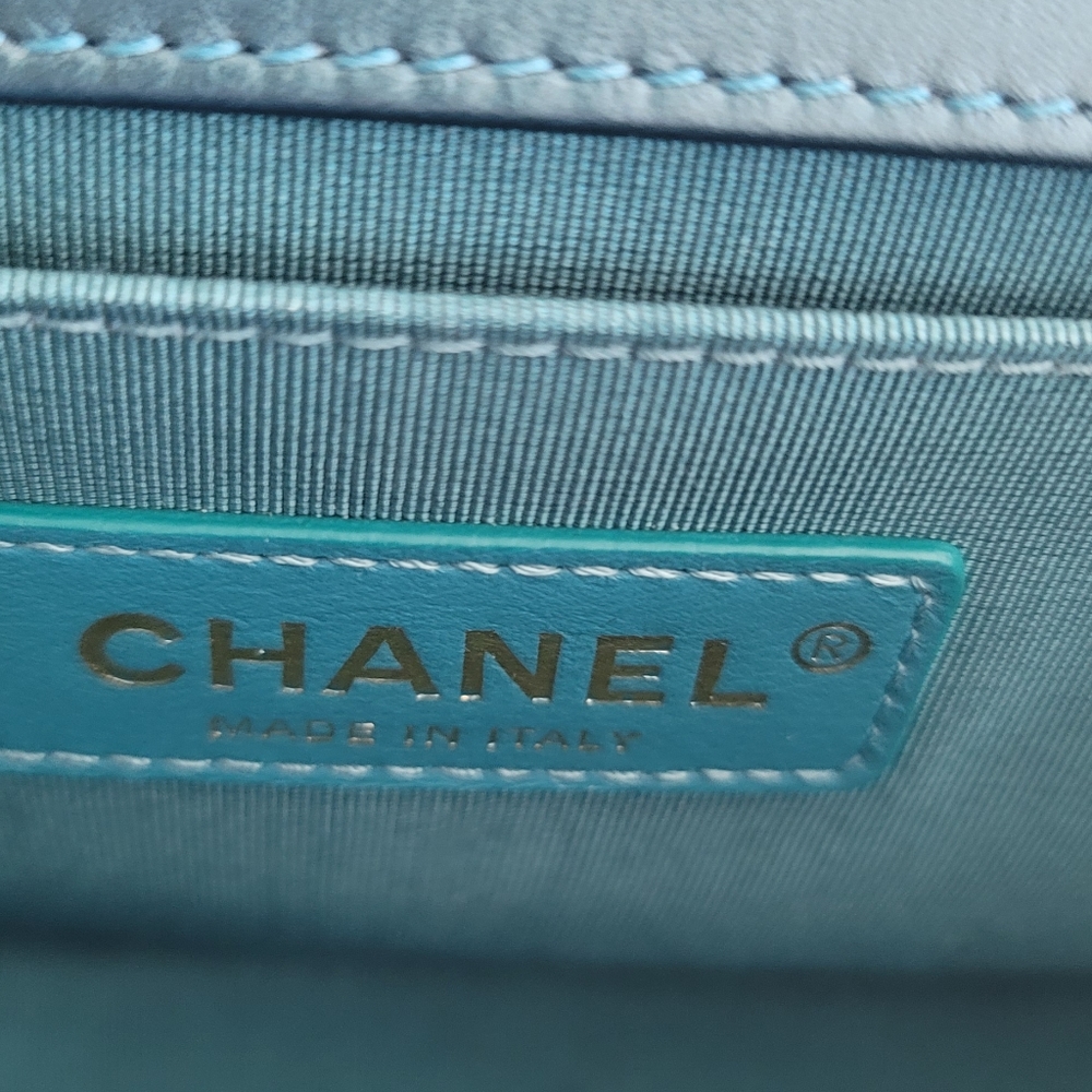 🦋 Chanel Boy Handbag - Picture 8 of 11
